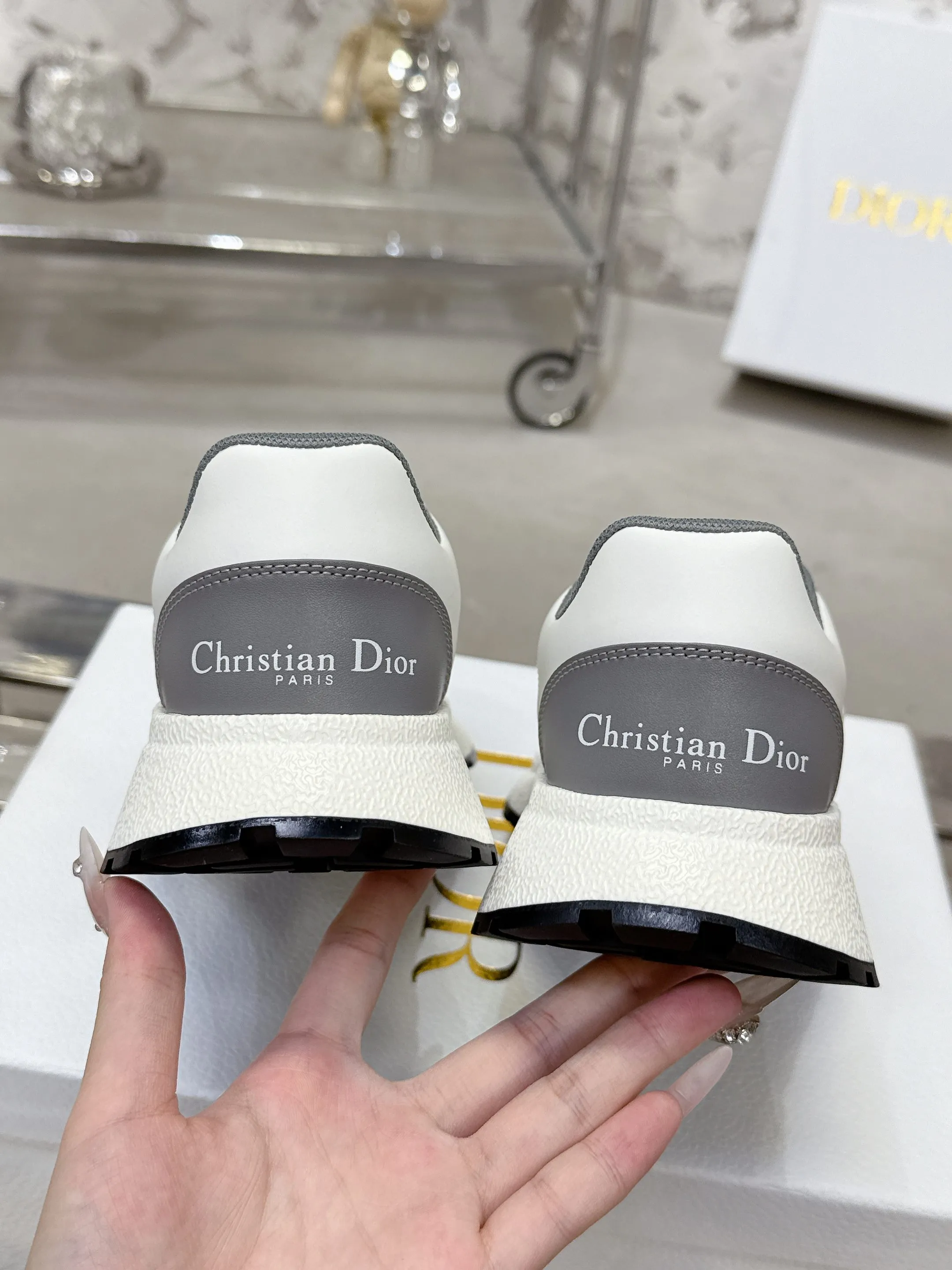 Factory price 680💰 Top version! ! ! Dior Dior's latest Run'n'Dior series, couple's thick-soled casual sneakers, originally purchased, developed and manufactured. This Run'n'Dior reinterprets sports style with an elegant and fashionable shape. The upper is crafted from white mesh fabric and features the Christian Dior Paris signature on the laces and heel. The exquisite two-color sole is light and soft, which can add a high-end temperament to all kinds of casual looks. Exquisite packaging at the delivery counter 🛍📦 ▪️Fabric: Original customized imported first-layer cowhide ▪️Inner lining: Imported original lining ▪️Sole: Original molded non-slip TPU material ▪️Size: Women's 35-41 / Men's 39-46 (Female 40 41 / Men's 38.45.46 customized)